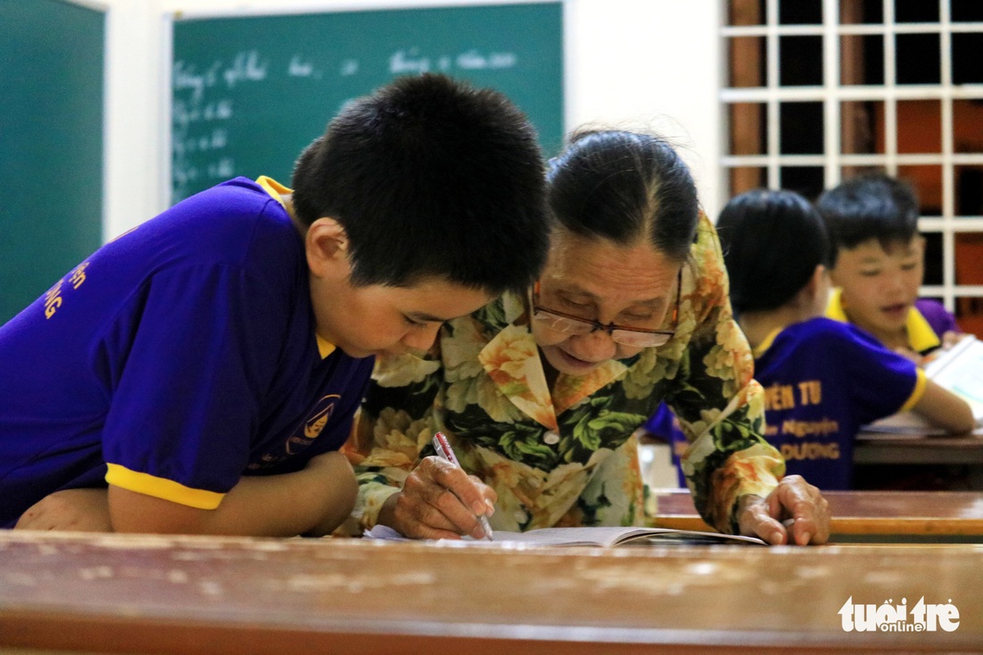 Bà giáo về hưu sáng bán vé số, chiều gieo con chữ ở lớp học tình thương - Ảnh 1.