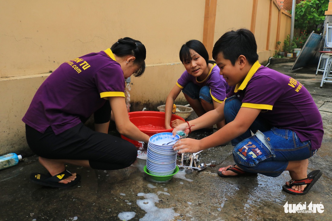 Bà giáo về hưu sáng bán vé số, chiều gieo con chữ ở lớp học tình thương - Ảnh 3.