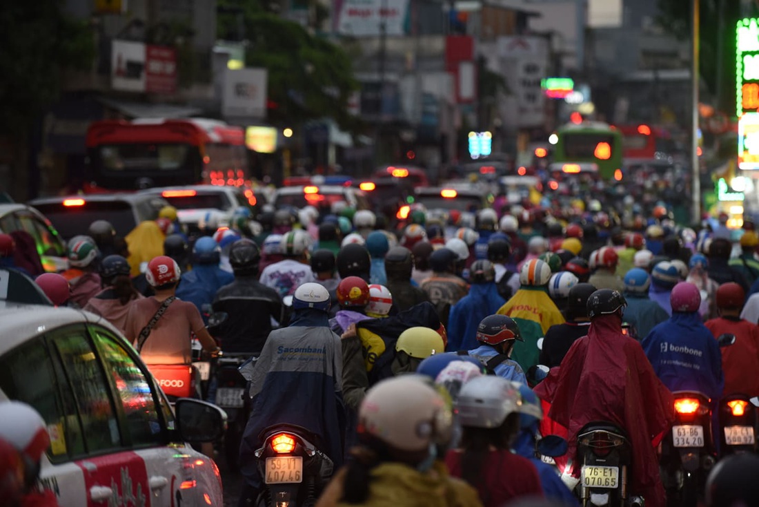 Cây bật gốc đổ ngang đường Nguyễn Tri Phương làm 1 người bị thương, ngập và kẹt xe nhiều nơi - Ảnh 14.