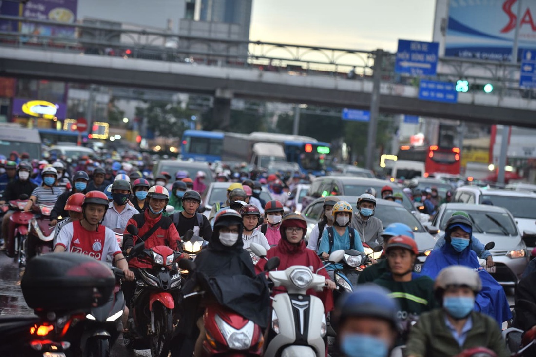 Cây bật gốc đổ ngang đường Nguyễn Tri Phương làm 1 người bị thương, ngập và kẹt xe nhiều nơi - Ảnh 12.