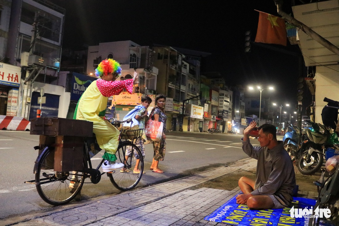 Chàng trai thích đạp xe cắt tóc đẹp như ở tiệm cho người vô gia cư - Ảnh 5.