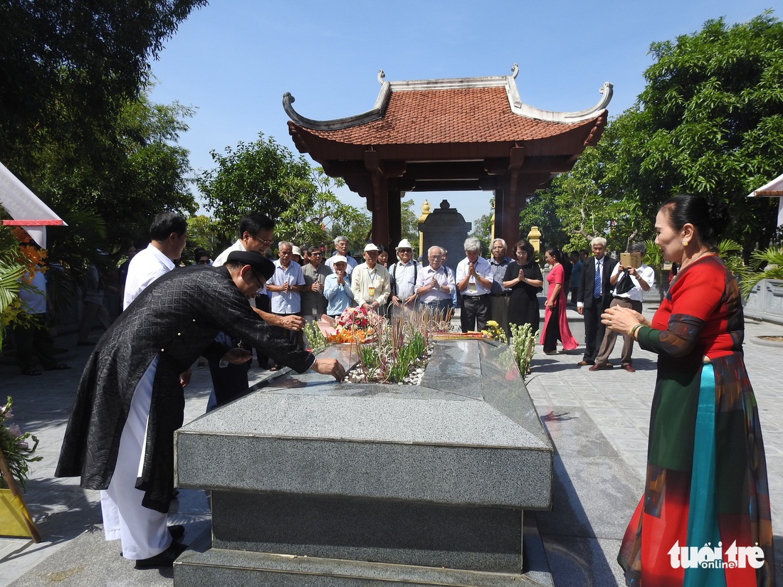 200 năm ngày mất Nguyễn Du: Mỗi tấm lòng đều nghiêng mình trước một thi hào uyên bác - Ảnh 7.