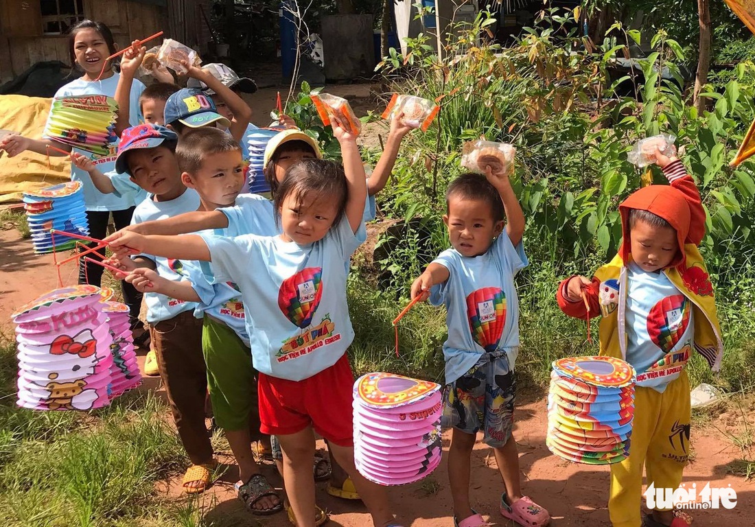 Trẻ em nghèo vui nhận bánh trung thu do sinh viên làm - Ảnh 1.