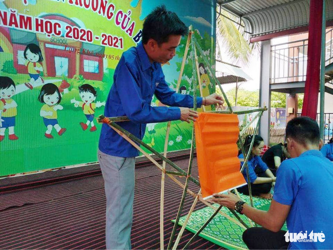 Đèn lồng yêu thương từ vật liệu tái chế tặng đàn em - Ảnh 2.