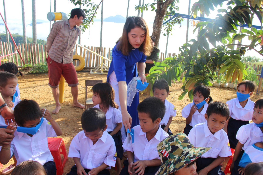 Học sinh Tăk Pổ đáng yêu, đeo khẩu trang trong lễ khai giảng - Ảnh 4.