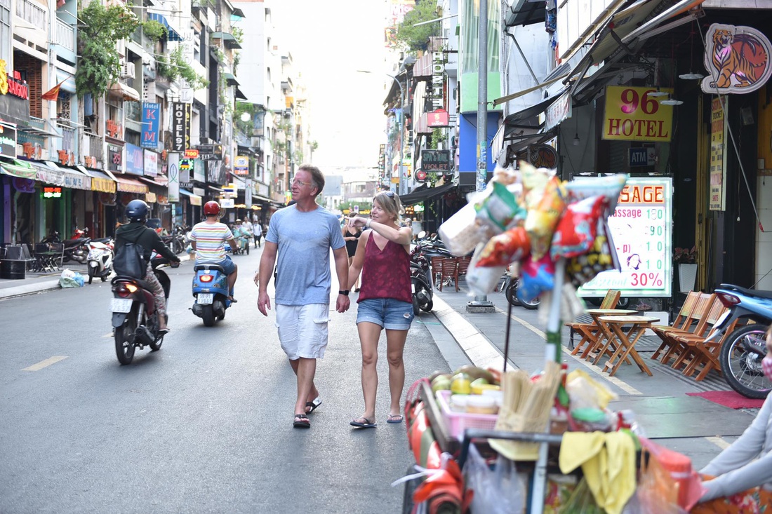 Bar, vũ trường ở Sài Gòn nhộn nhịp ‘sáng đèn, lên nhạc’ trở lại - Ảnh 5.