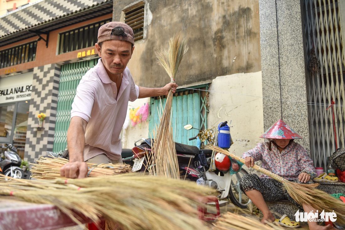 Xóm chổi Sài Gòn nhộn nhịp nhờ dịp tết nhà nào cũng sắm chổi mới - Ảnh 2. Xóm chổi Sài Gòn nhộn nhịp nhờ dịp tết nhà nào cũng sắm chổi mới - Ảnh 2.