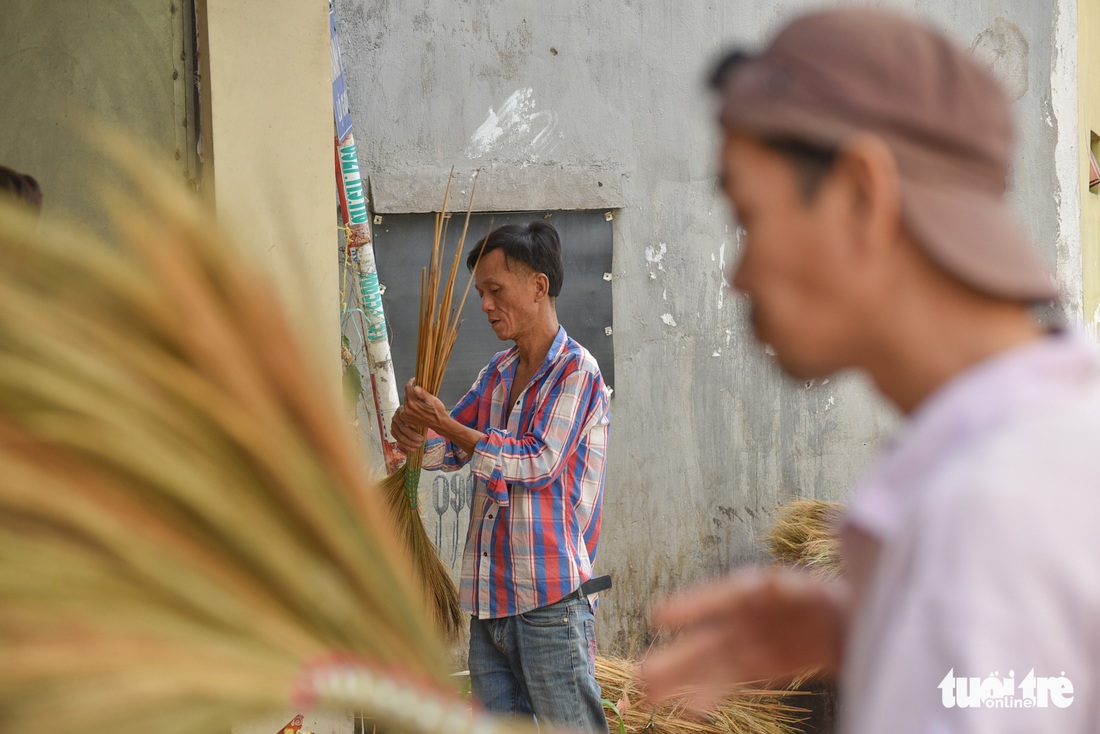 Xóm chổi Sài Gòn nhộn nhịp nhờ dịp tết nhà nào cũng sắm chổi mới - Ảnh 4. Xóm chổi Sài Gòn nhộn nhịp nhờ dịp tết nhà nào cũng sắm chổi mới - Ảnh 4.