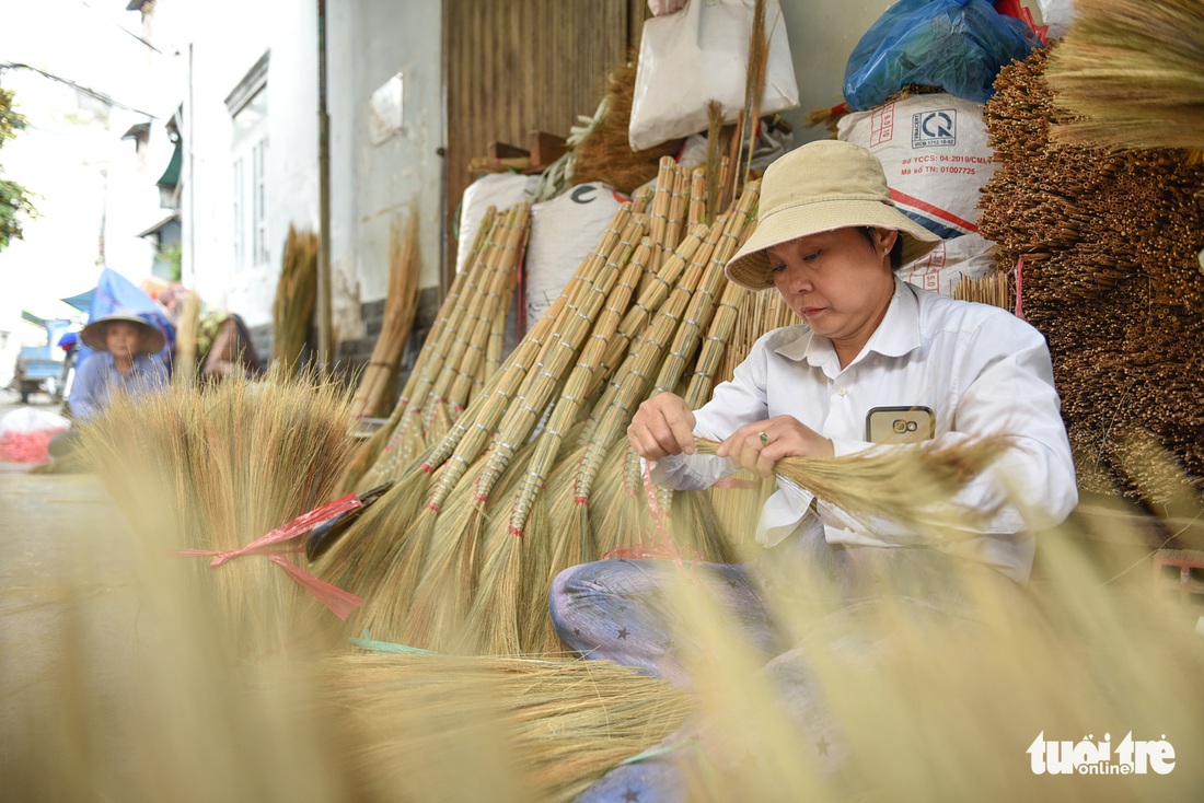 Xóm chổi Sài Gòn nhộn nhịp nhờ dịp tết nhà nào cũng sắm chổi mới - Ảnh 1. Xóm chổi Sài Gòn nhộn nhịp nhờ dịp tết nhà nào cũng sắm chổi mới - Ảnh 1.