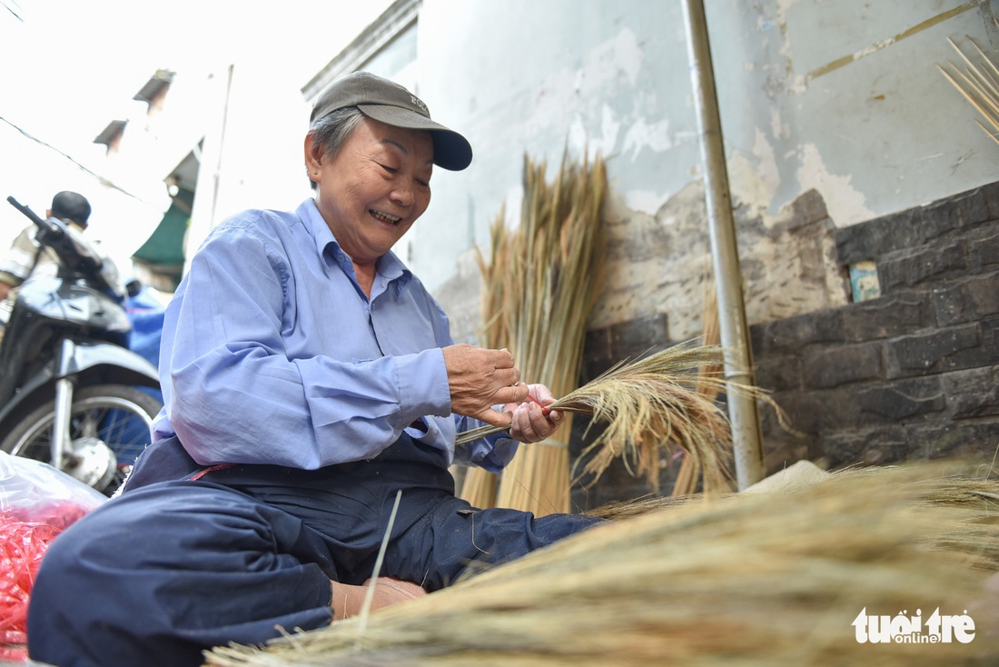 Xóm chổi Sài Gòn nhộn nhịp nhờ dịp tết nhà nào cũng sắm chổi mới - Ảnh 6. Xóm chổi Sài Gòn nhộn nhịp nhờ dịp tết nhà nào cũng sắm chổi mới - Ảnh 6.