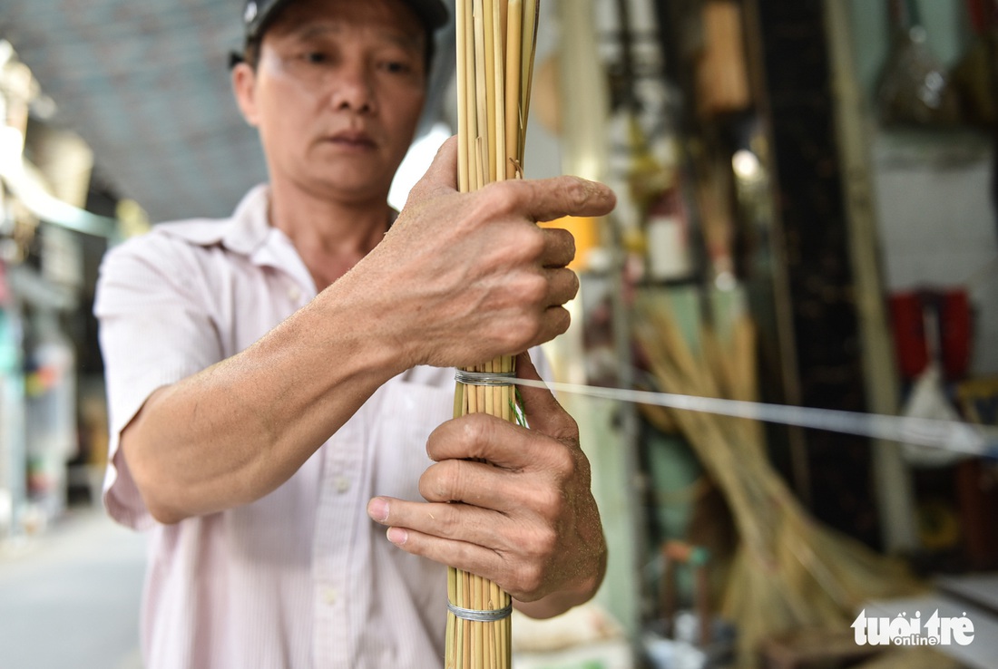 Xóm chổi Sài Gòn nhộn nhịp nhờ dịp tết nhà nào cũng sắm chổi mới - Ảnh 9. Xóm chổi Sài Gòn nhộn nhịp nhờ dịp tết nhà nào cũng sắm chổi mới - Ảnh 9.