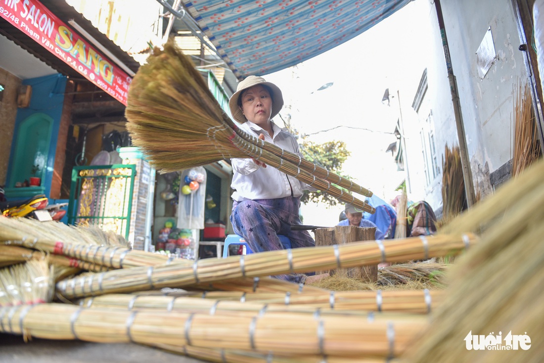 Xóm chổi Sài Gòn nhộn nhịp nhờ dịp tết nhà nào cũng sắm chổi mới - Ảnh 12. Xóm chổi Sài Gòn nhộn nhịp nhờ dịp tết nhà nào cũng sắm chổi mới - Ảnh 12.