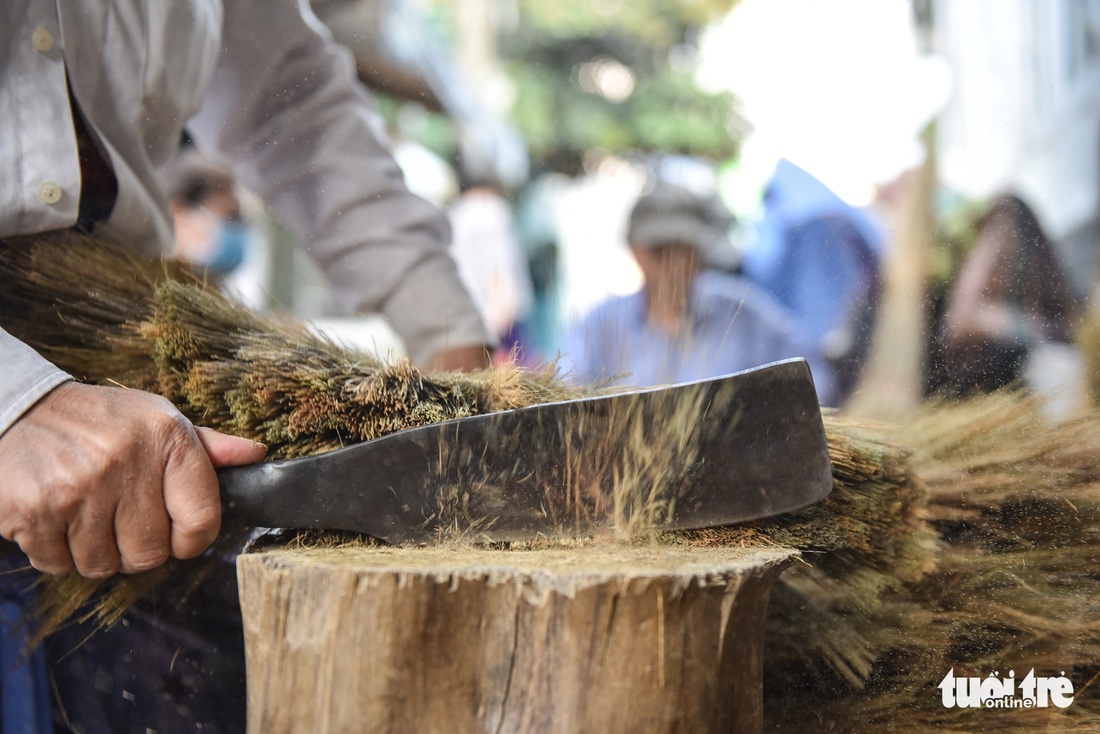 Xóm chổi Sài Gòn nhộn nhịp nhờ dịp tết nhà nào cũng sắm chổi mới - Ảnh 10. Xóm chổi Sài Gòn nhộn nhịp nhờ dịp tết nhà nào cũng sắm chổi mới - Ảnh 10.