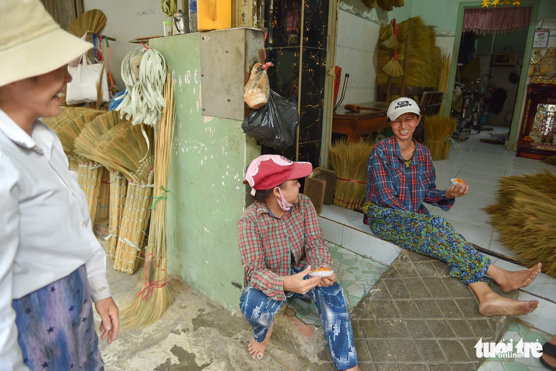 Xóm chổi Sài Gòn nhộn nhịp nhờ dịp tết nhà nào cũng sắm chổi mới - Ảnh 14. Xóm chổi Sài Gòn nhộn nhịp nhờ dịp tết nhà nào cũng sắm chổi mới - Ảnh 14.