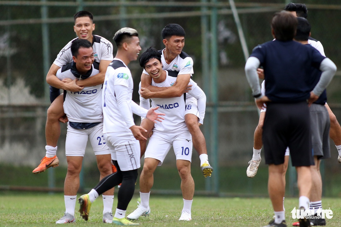 Công Phượng, Tuấn Anh cùng HAGL tập sảng khoái với HLV Kiatisak - Ảnh 5.