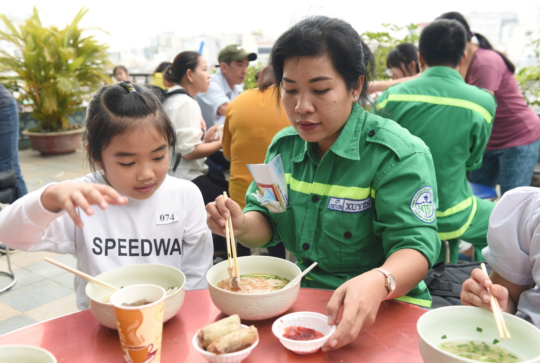 Nghệ nhân dân gian, cao thủ nấu phở ‘dâng mỹ vị’ cho công nhân môi trường - Ảnh 1.