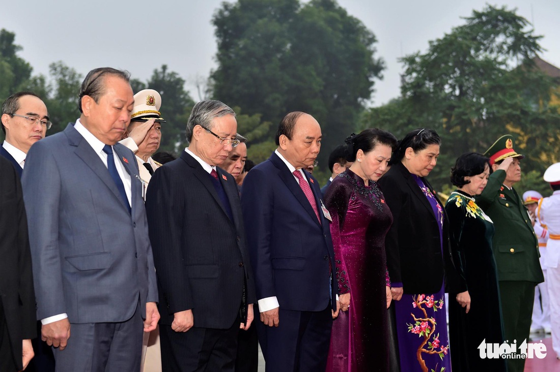 Lãnh đạo Đảng, Nhà nước vào lăng viếng Chủ tịch Hồ Chí Minh, tưởng niệm các anh hùng liệt sĩ - Ảnh 3.