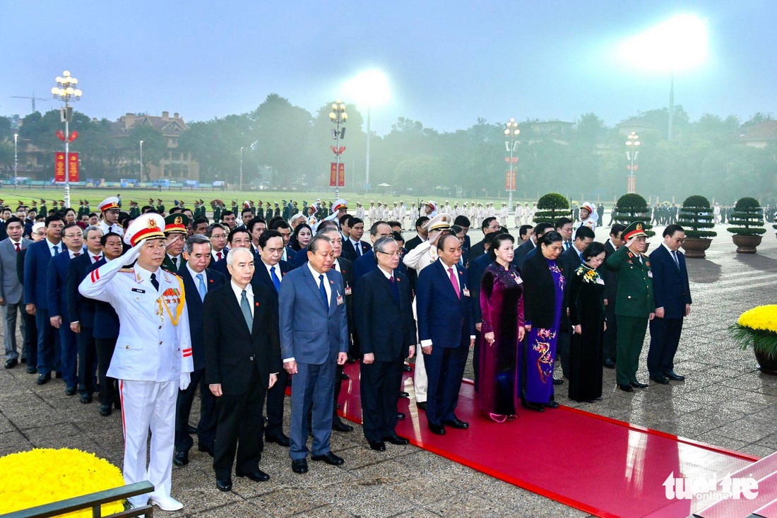 Lãnh đạo Đảng, Nhà nước vào lăng viếng Chủ tịch Hồ Chí Minh, tưởng niệm các anh hùng liệt sĩ - Ảnh 5.