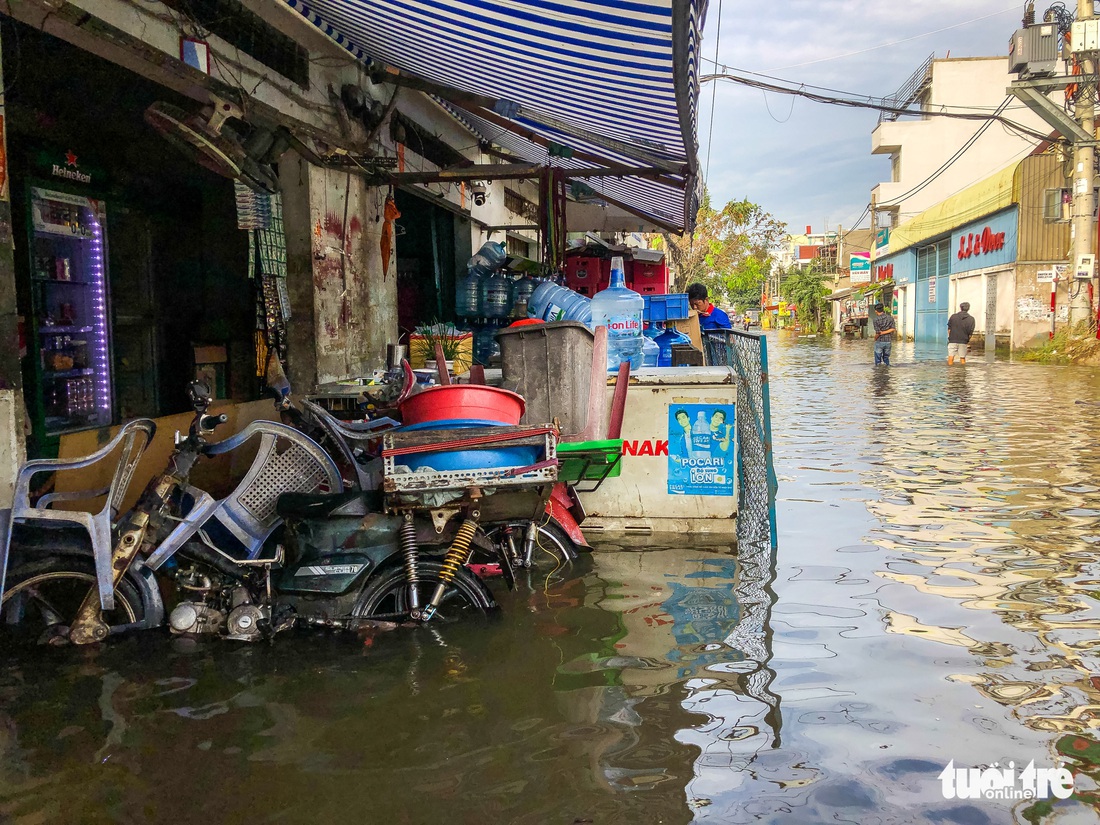 Trời không mưa, triều cường không cao, đường ở Thủ Đức vẫn ngập cả mét - Ảnh 12.