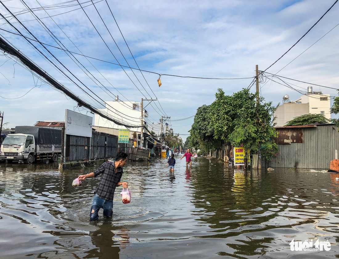 Trời không mưa, triều cường không cao, đường ở Thủ Đức vẫn ngập cả mét - Ảnh 7.