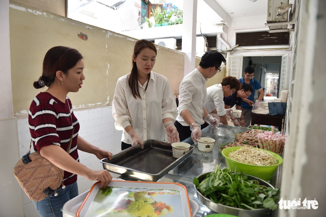 Nấu phở ngon, trao quà và lì xì cho 200 em mồ côi, khuyết tật - Ảnh 4.