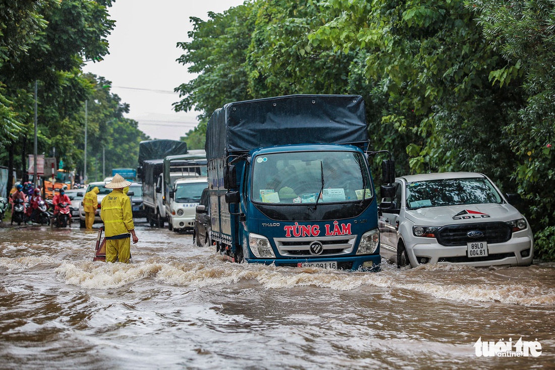 Mưa lớn kéo dài, nhiều tuyến đường Hà Nội ngập sâu - Ảnh 9.