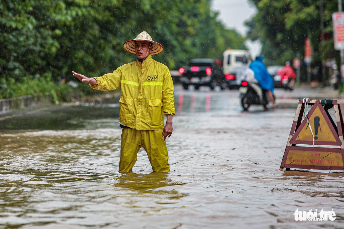 Mưa lớn kéo dài, nhiều tuyến đường Hà Nội ngập sâu - Ảnh 7.