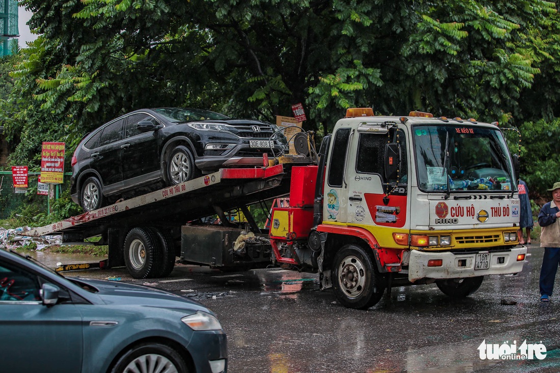 Mưa lớn kéo dài, nhiều tuyến đường Hà Nội ngập sâu - Ảnh 11.