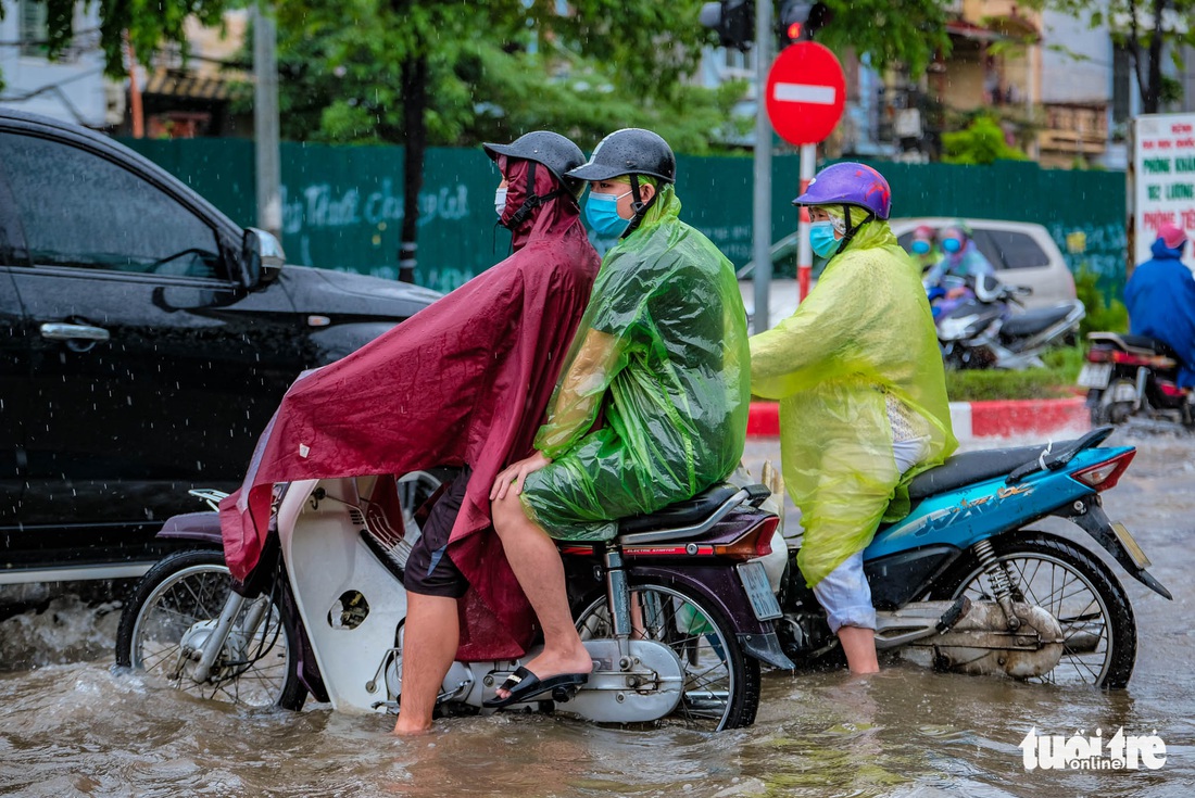 Mưa lớn kéo dài, nhiều tuyến đường Hà Nội ngập sâu - Ảnh 3.