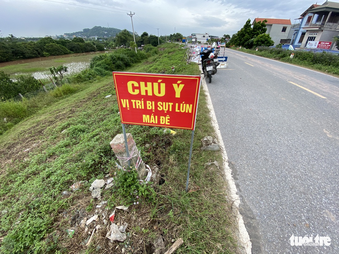 Cận cảnh đê hữu sông Đáy nứt toác, sụt lún đang có dấu hiệu lan rộng - Ảnh 7.