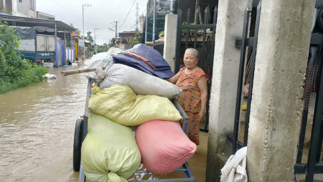 Nước sông dâng nhanh, người dân Quảng Nam tất bật chạy tránh lũ - Ảnh 12.