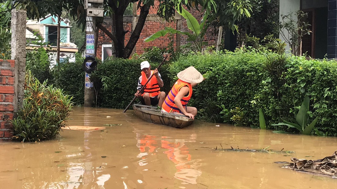 Nước sông dâng nhanh, người dân Quảng Nam tất bật chạy tránh lũ - Ảnh 3.