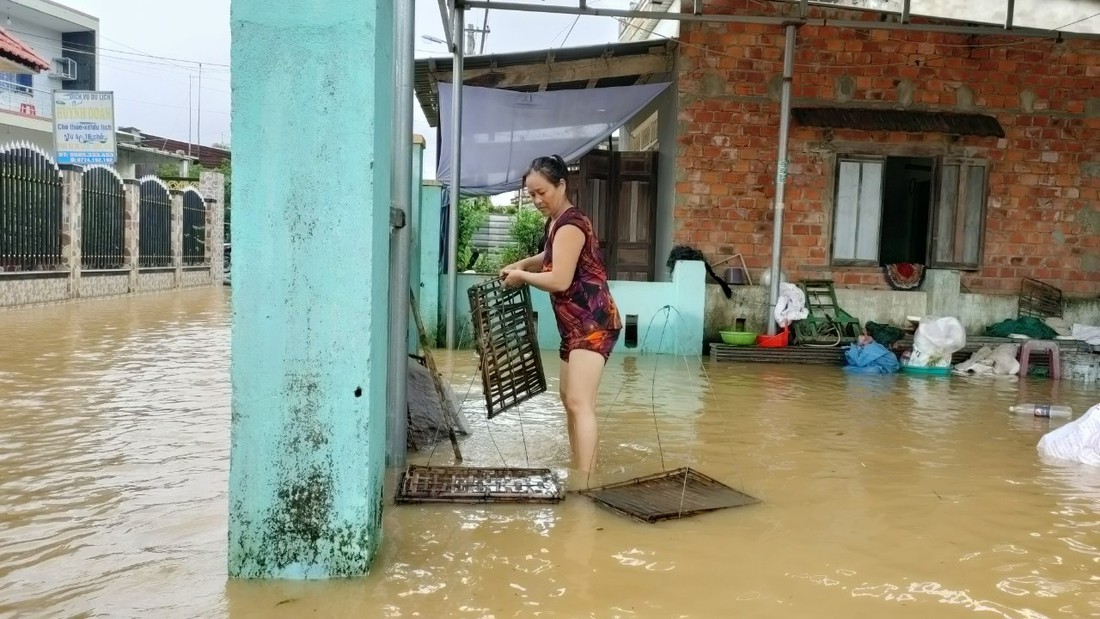 Nước sông dâng nhanh, người dân Quảng Nam tất bật chạy tránh lũ - Ảnh 8.