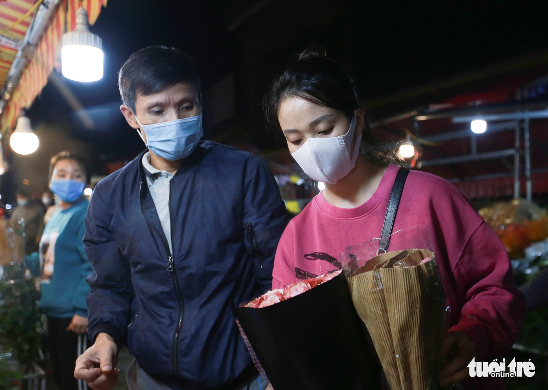 Hà Nội ‘không ngủ’, chị em rủ nhau đi chợ hoa đón 20-10 sớm - Ảnh 1. Hà Nội ‘không ngủ’, chị em rủ nhau đi chợ hoa đón 20-10 sớm - Ảnh 1.
