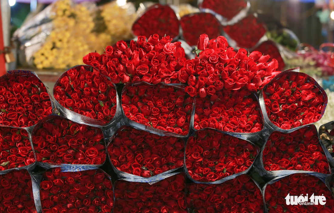 Hà Nội ‘không ngủ’, chị em rủ nhau đi chợ hoa đón 20-10 sớm - Ảnh 4. Hà Nội ‘không ngủ’, chị em rủ nhau đi chợ hoa đón 20-10 sớm - Ảnh 4.