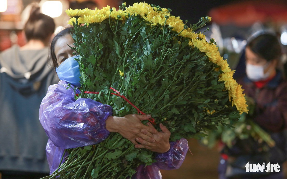 Hà Nội ‘không ngủ’, chị em rủ nhau đi chợ hoa đón 20-10 sớm - Ảnh 3. Hà Nội ‘không ngủ’, chị em rủ nhau đi chợ hoa đón 20-10 sớm - Ảnh 3.