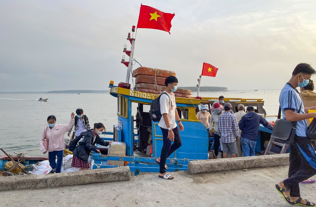 Hôm nay đi học lại thì phải ngoan nha, trưa bà qua trường đón về - Ảnh 1.