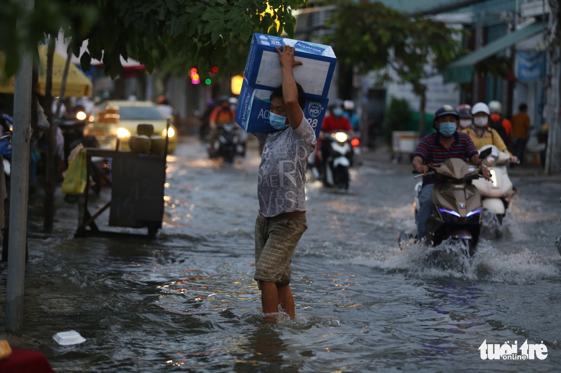 TP.HCM vào mùa triều cường, trở lại với bình thường lội nước - Ảnh 6.