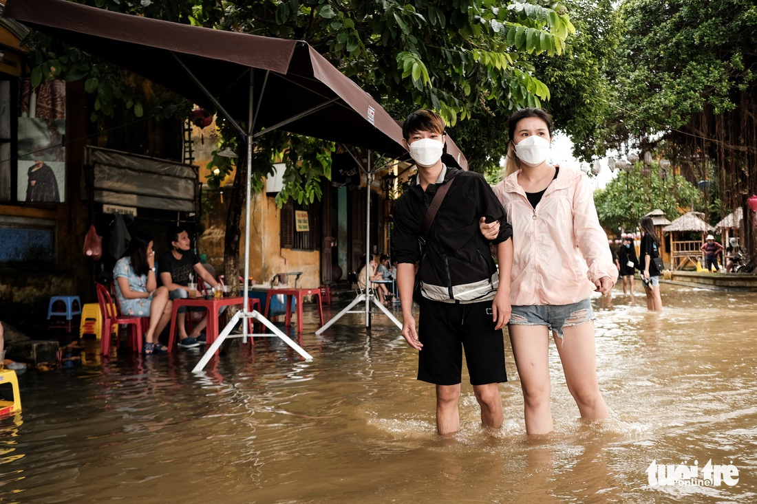 Thú vui check in phố cổ Hội An mùa nước lụt, ngồi cà phê nghịch nước sông Hoài - Ảnh 4. Thú vui check in phố cổ Hội An mùa nước lụt, ngồi cà phê nghịch nước sông Hoài - Ảnh 4.