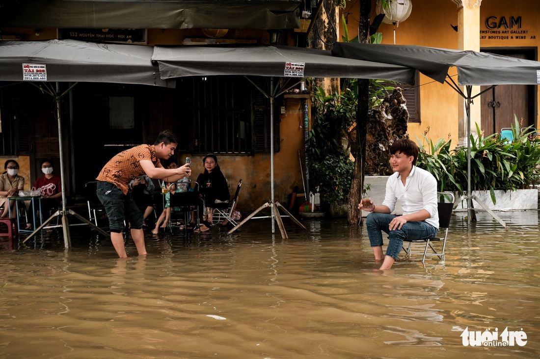 Thú vui check in phố cổ Hội An mùa nước lụt, ngồi cà phê nghịch nước sông Hoài - Ảnh 1. Thú vui check in phố cổ Hội An mùa nước lụt, ngồi cà phê nghịch nước sông Hoài - Ảnh 1.