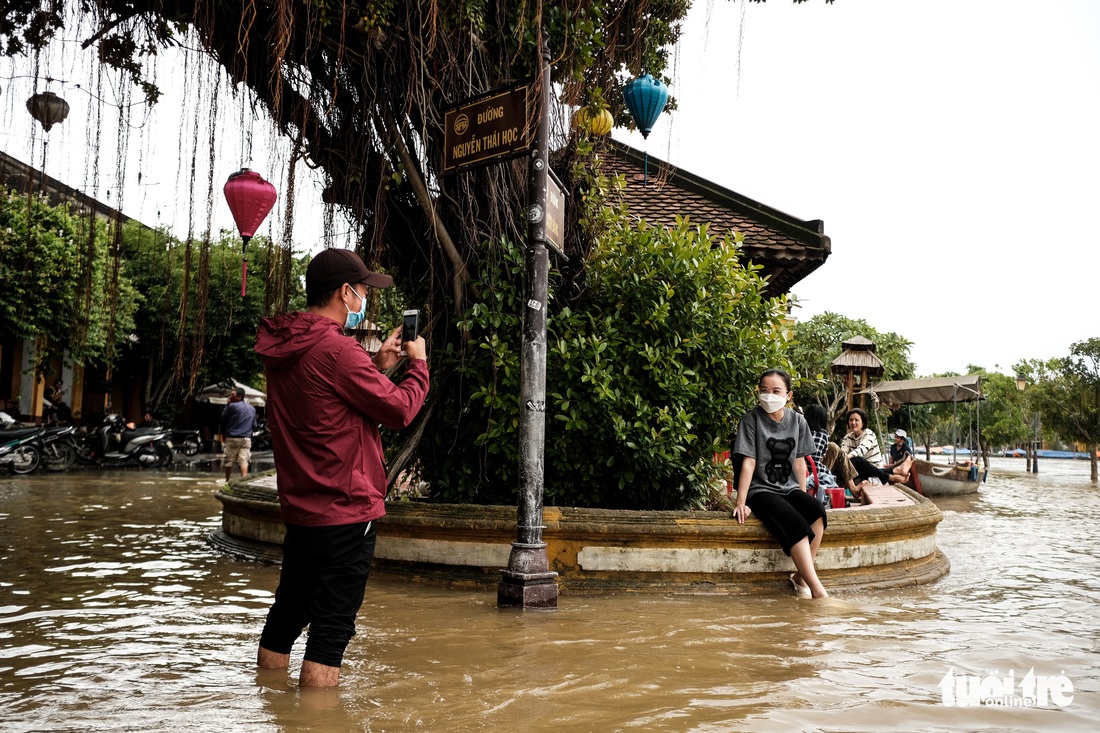 Thú vui check in phố cổ Hội An mùa nước lụt, ngồi cà phê nghịch nước sông Hoài - Ảnh 5. Thú vui check in phố cổ Hội An mùa nước lụt, ngồi cà phê nghịch nước sông Hoài - Ảnh 5.