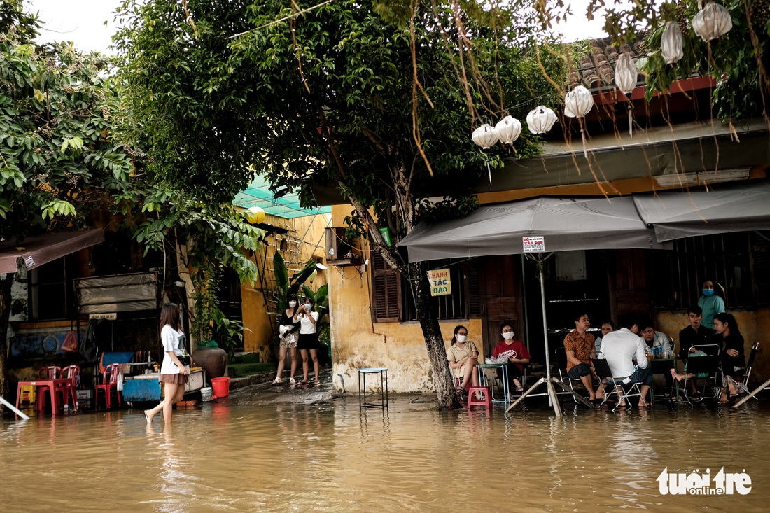 Thú vui check in phố cổ Hội An mùa nước lụt, ngồi cà phê nghịch nước sông Hoài - Ảnh 6. Thú vui check in phố cổ Hội An mùa nước lụt, ngồi cà phê nghịch nước sông Hoài - Ảnh 6.