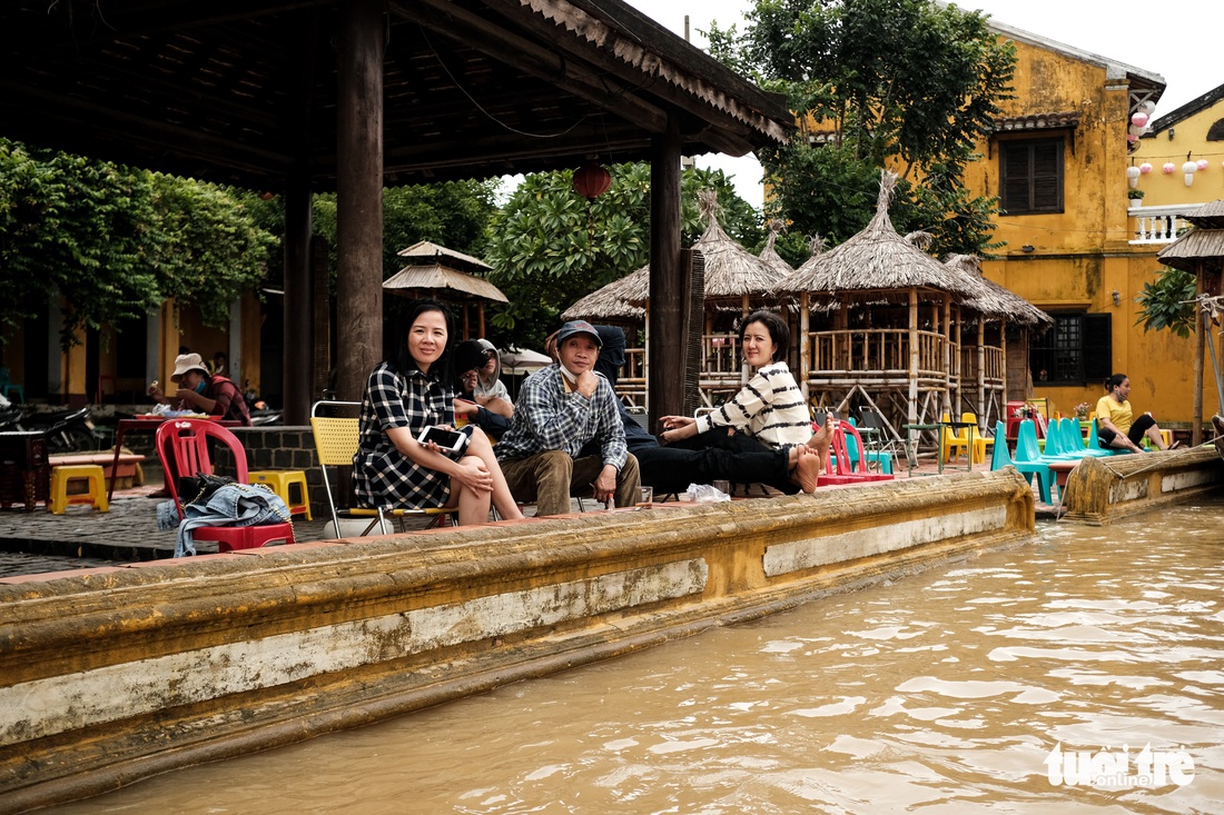 Thú vui check in phố cổ Hội An mùa nước lụt, ngồi cà phê nghịch nước sông Hoài - Ảnh 7. Thú vui check in phố cổ Hội An mùa nước lụt, ngồi cà phê nghịch nước sông Hoài - Ảnh 7.
