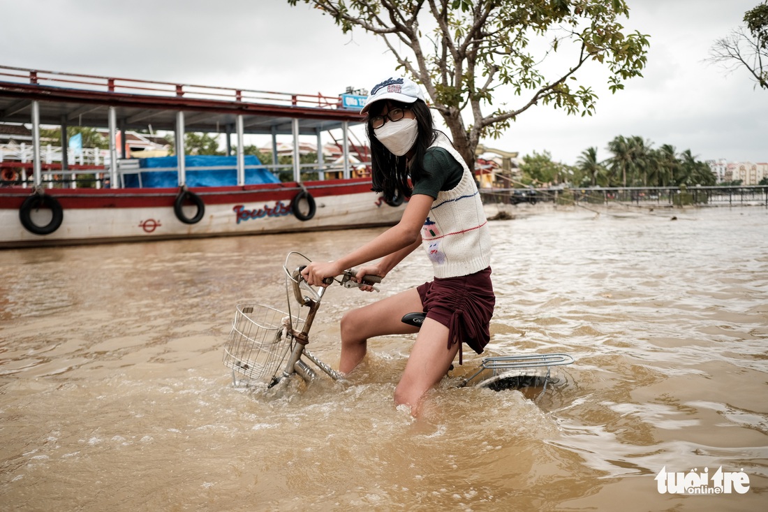 Thú vui check in phố cổ Hội An mùa nước lụt, ngồi cà phê nghịch nước sông Hoài - Ảnh 8. Thú vui check in phố cổ Hội An mùa nước lụt, ngồi cà phê nghịch nước sông Hoài - Ảnh 8.