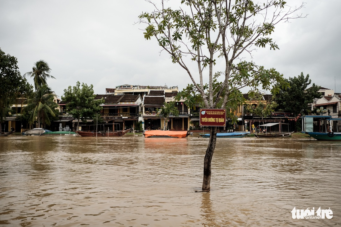 Thú vui check in phố cổ Hội An mùa nước lụt, ngồi cà phê nghịch nước sông Hoài - Ảnh 9. Thú vui check in phố cổ Hội An mùa nước lụt, ngồi cà phê nghịch nước sông Hoài - Ảnh 9.