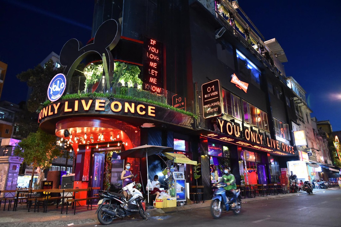 Sở Y tế TP.HCM đề xuất điều kiện mở vũ trường, karaoke, quán bar, bán hàng rong... - Ảnh 1.