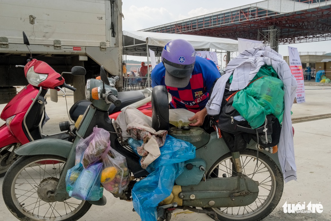 Hàng ngàn phần quà đang chờ bà con hồi hương đi qua Đà Nẵng - Ảnh 7. Hàng ngàn phần quà đang chờ bà con hồi hương đi qua Đà Nẵng - Ảnh 7.