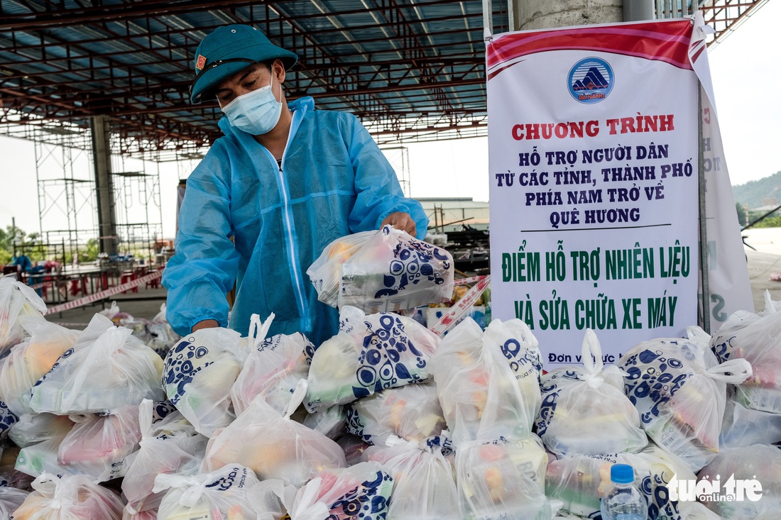Hàng ngàn phần quà đang chờ bà con hồi hương đi qua Đà Nẵng - Ảnh 2. Hàng ngàn phần quà đang chờ bà con hồi hương đi qua Đà Nẵng - Ảnh 2.
