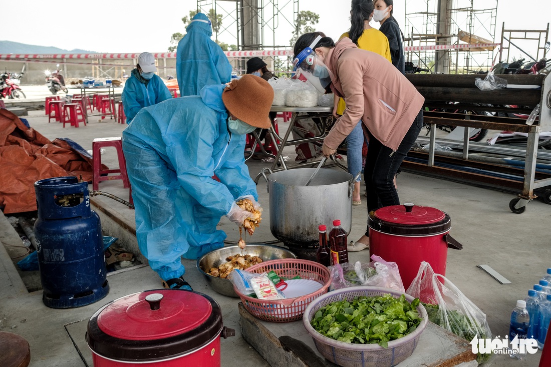 Hàng ngàn phần quà đang chờ bà con hồi hương đi qua Đà Nẵng - Ảnh 9. Hàng ngàn phần quà đang chờ bà con hồi hương đi qua Đà Nẵng - Ảnh 9.