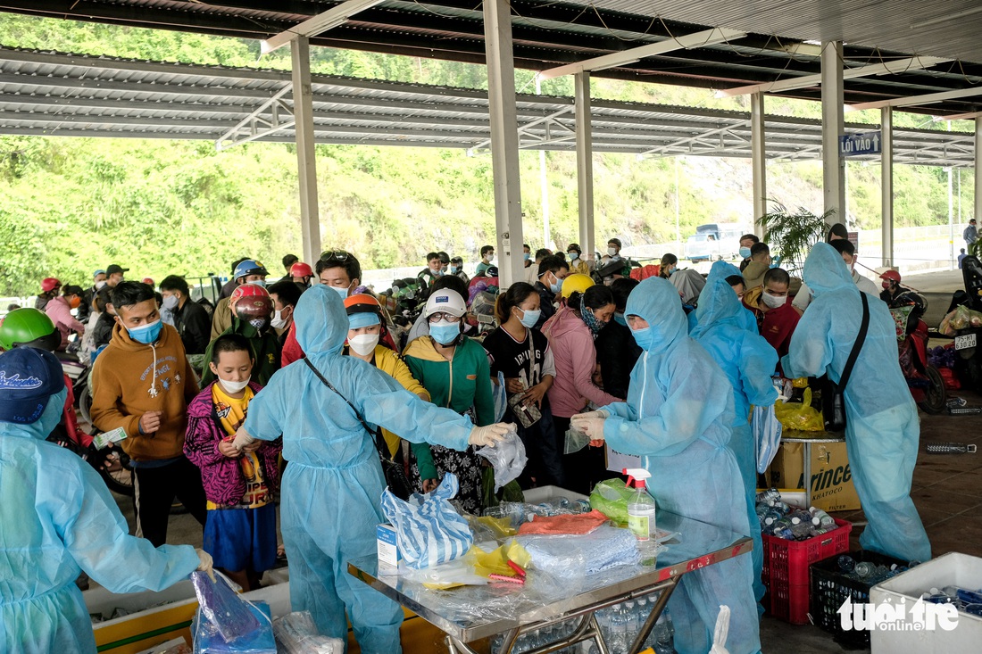 Hàng ngàn phần quà đang chờ bà con hồi hương đi qua Đà Nẵng - Ảnh 8. Hàng ngàn phần quà đang chờ bà con hồi hương đi qua Đà Nẵng - Ảnh 8.